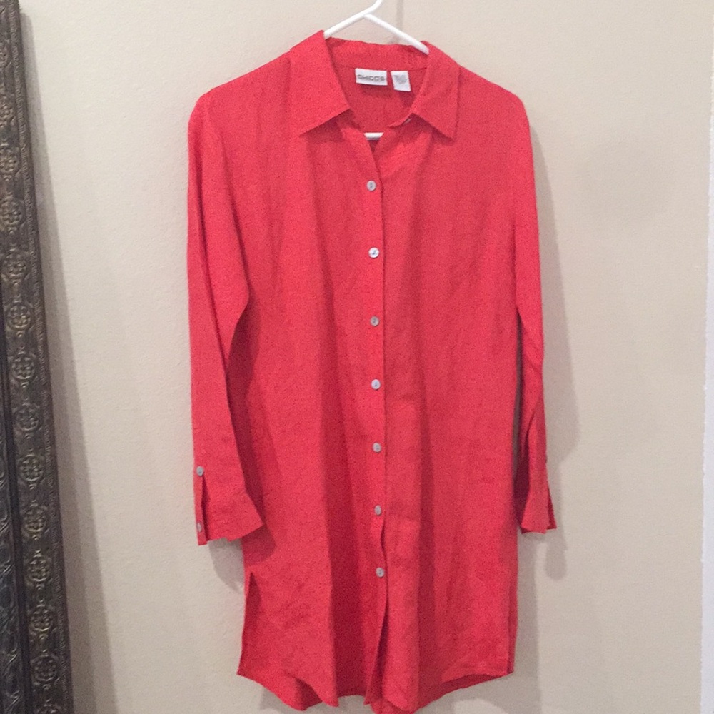 Long sleeve shirt. Fits just above knee